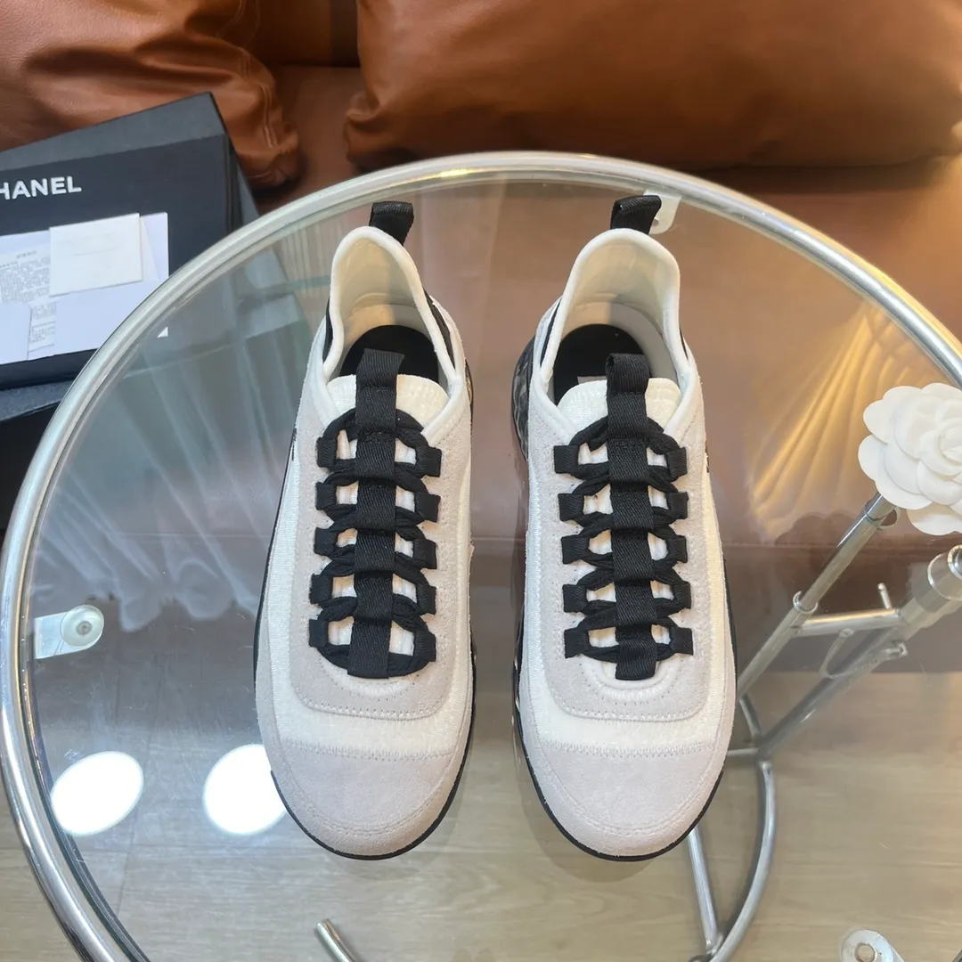 👟👟Ex-factory price 600👟👟 [Long-term supply of high-end versions] ⚠️Note: This model has many colors and the market has a complete range of colors. Welcome to consult ~ chanel Chanel Xiaoxiang casual sports shoes for couples and dad shoes for couples. The original version of the counter is 1:1, each color is accurately matched, and the internal standard is coded. ❣️Fabric material: original imported cow down + imported fabric, ❣️Inner material: imported breathable velvet, ❣️Outsole material: Original 1:1 mold opening, 3 layers of TPU ❣️Number of sizes: Women's 35-42 Men's 39-46 (Men's ➕10) Couple's version (with full set of high-end packaging)